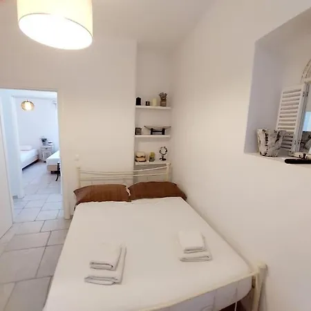New, Graphic Island House, Near The Sea. Apartamento Mármara